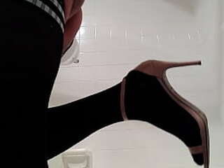 andrea ravel takes a bath and masturbates