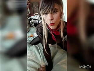 sexe trans runs her dick on bed