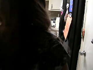 mature slut sexy pose for the camera